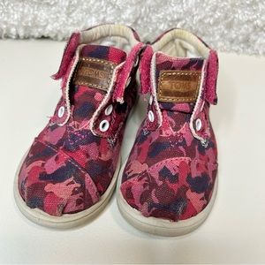 COPY - Toms kids pink purple camo hightop sneaker slip on Size 8 toddler GUC